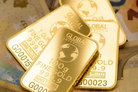 Золото дорожает, пока доллар падает